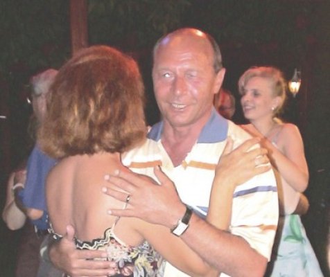 Preşedintele Băsescu şi-a dănţuit soţia pe terasa 